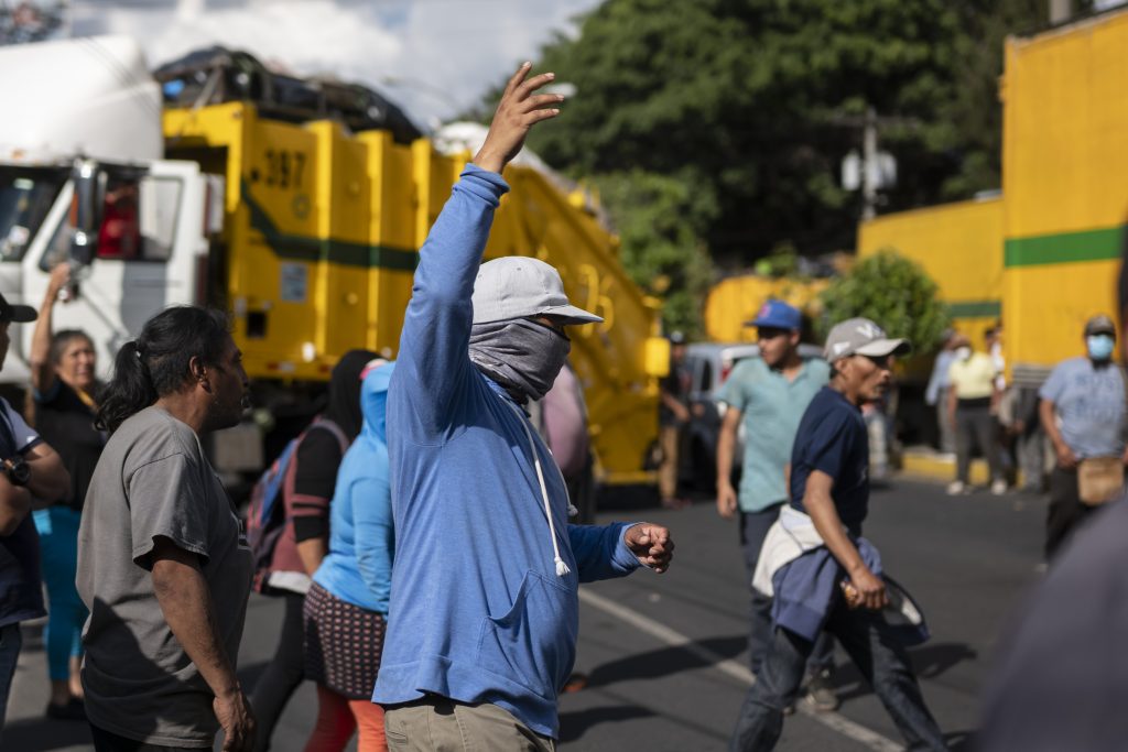 Cientos de recolectores de basura protestan en rechazo al Reglamento de Clasificación de Desechos frente al Ministerio de Ambiente el 18 de febrero. Foto/Edwin Bercián