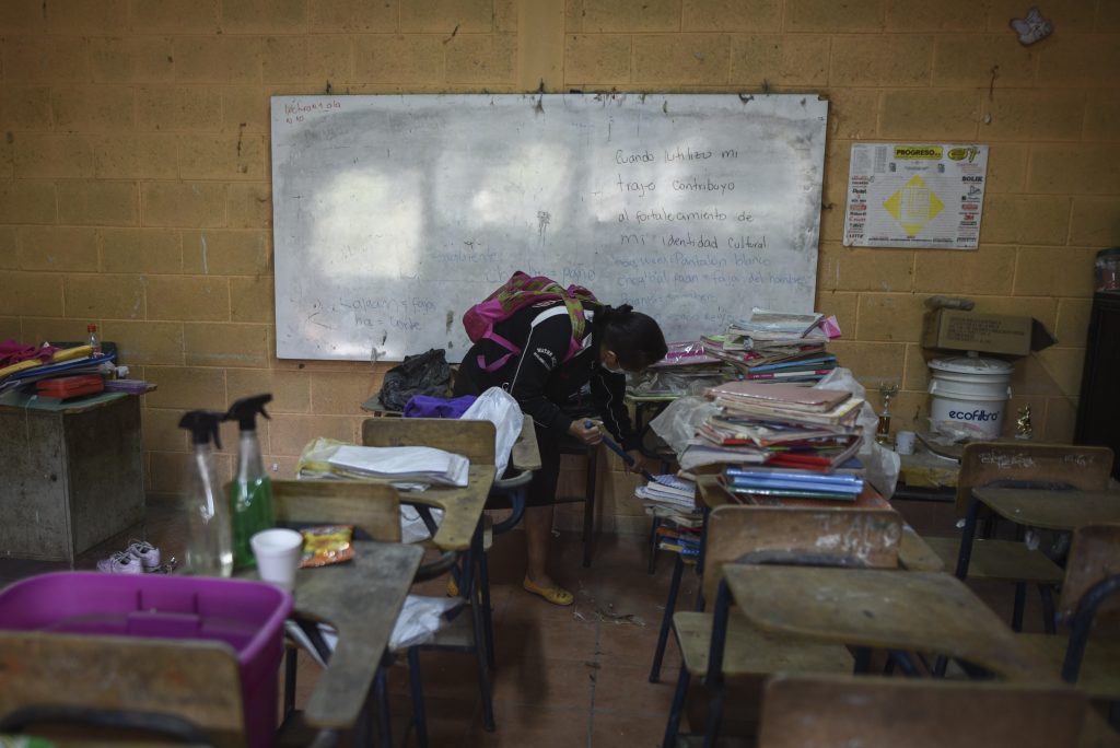 Una persona limpia el aula de una escuela en Santa Cruz Chinautla el 21 de febrero de 2022. Foto/Edwin Bercián