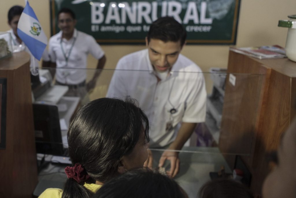 Una persona recibe una transferencia monetaria condicionada el 12 de octubre de 2012 en Totonicapán. Foto/Edwin Bercián