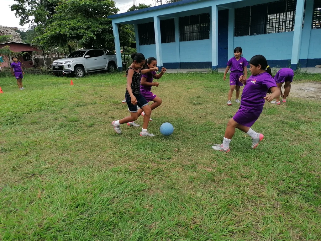 Niñas y adolescentes juegan en Petén al futbol en una iniciativa de la asociación AMA "Métele un gol a la violencia". Foto: Cortesía AMA