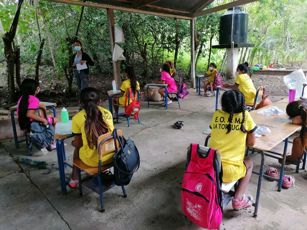 Durante las capacitaciones actividades físicas y calentamientos, aprenden sobre técnicas de fútbol y cierran con un encuentro deportivo en cada entrenamiento. Foto: Cortesía Fundación Ama