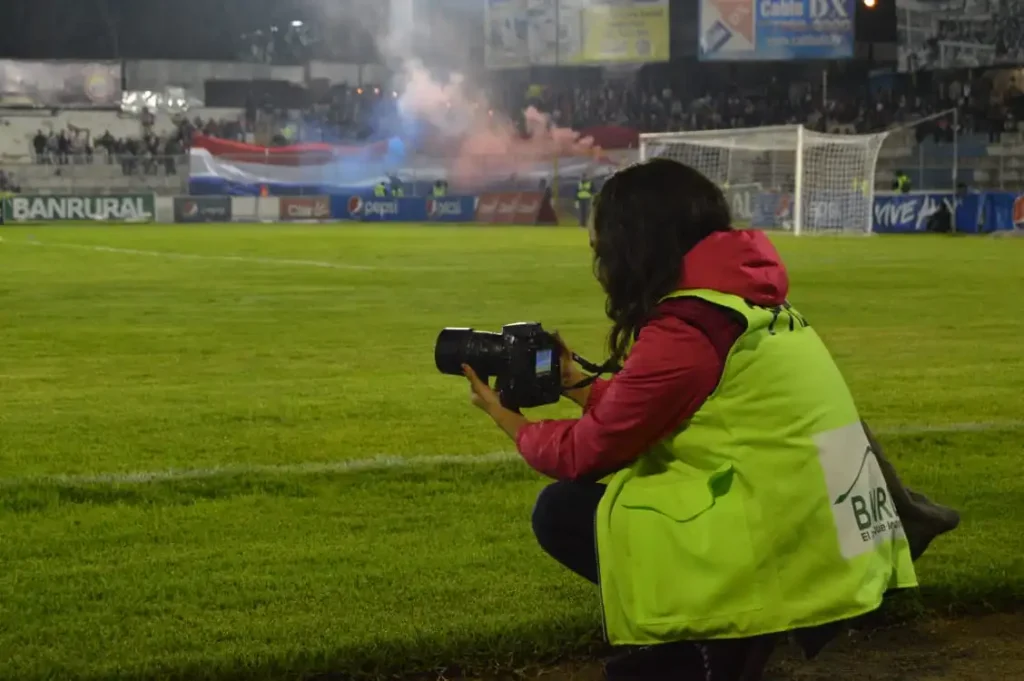  Andrea Vasquez durante la cobertura de un partido de fútbol masculino en el estadio Mario Camposeco. Foto: Catarina Huix