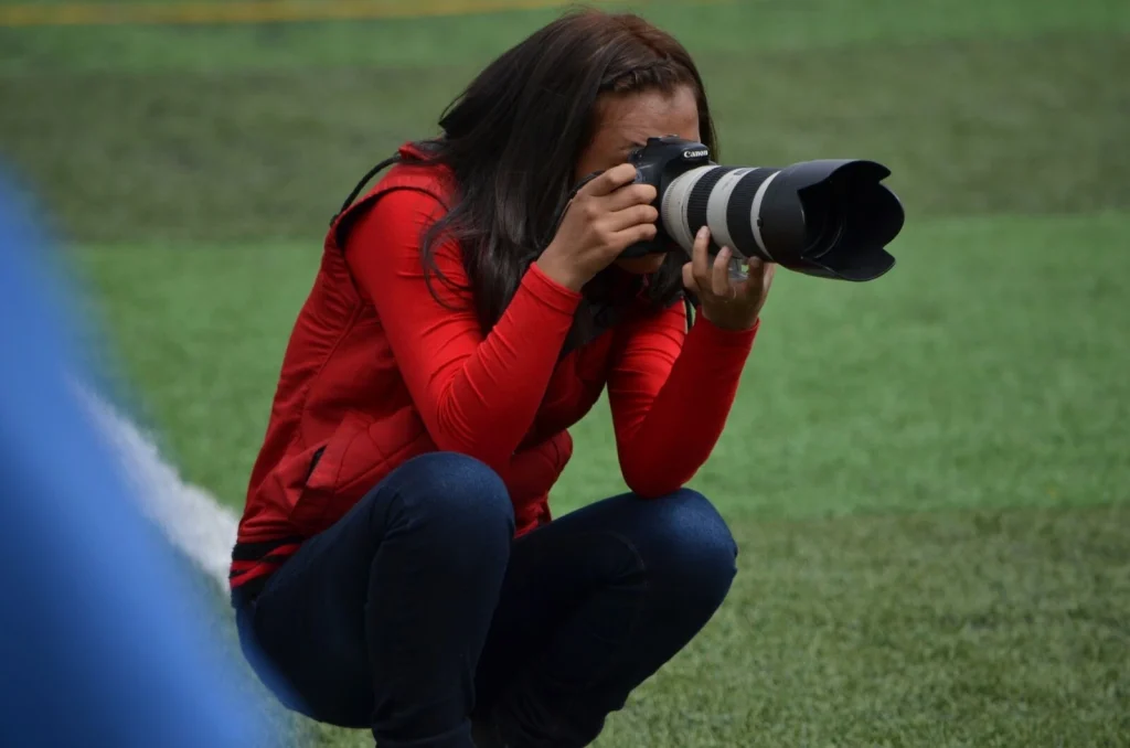 Andrea captura imágenes durante un partido en el estadio Mario Camposeco. Foto: Catarina Huix