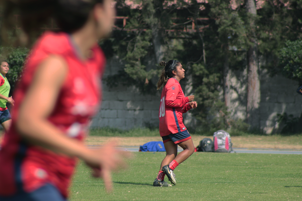 Madelline Ventura, del equipo femenino Xelajú MC, corre en el mediocampo aprovechando los espacios para marcar. Foto: Catarina Huix