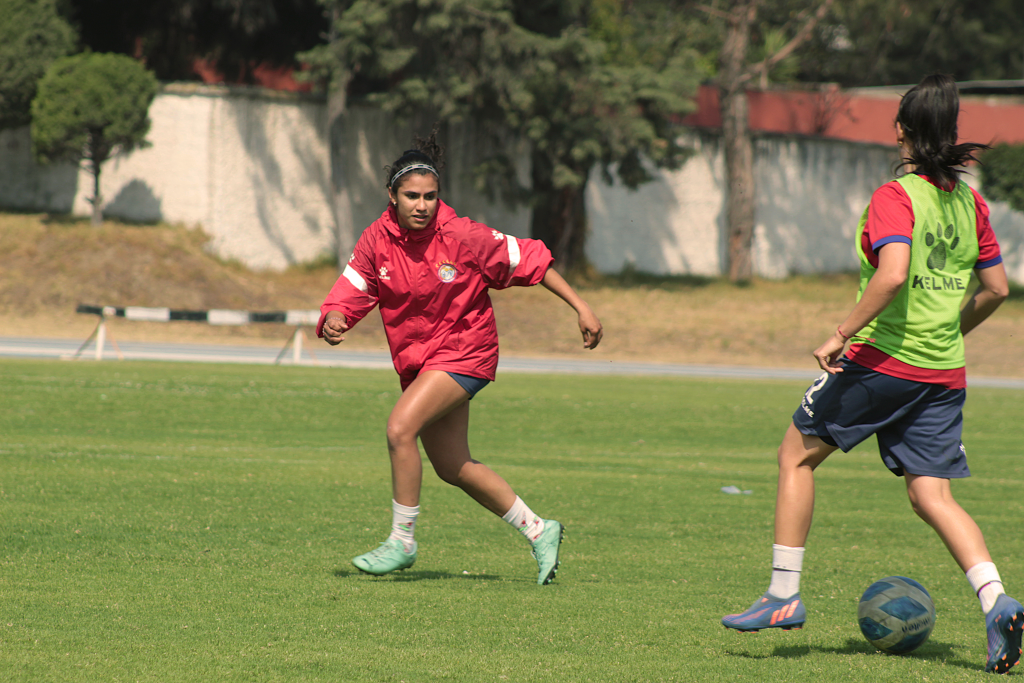 Daniela, del equipo femenino Xelajú MC ,  defiende su portería durante un partido de entrenamiento. Foto: Catarina Huix