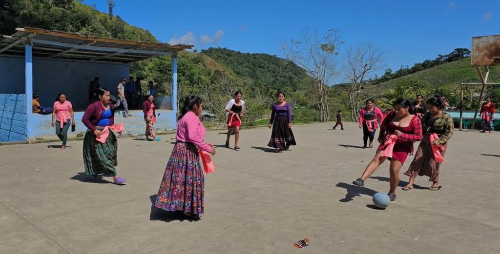 Mujeres de diferentes municipios de Petén juegan al fúbtol gracias a una iniciativa de la Fundaicón Ama. Foto: Cortesía Fundación Ama. 