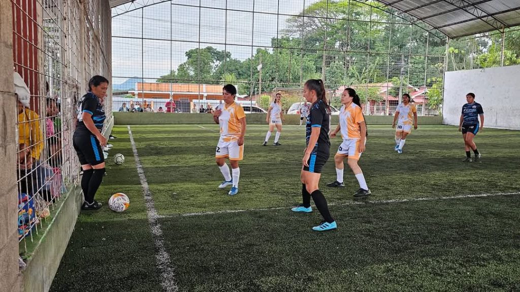 El campeonato Anótale un gol a la violencia" se lleva a cabo una vez al año. Reúne a mujeres de los municipios de San Luis, Poptún, El Chal, Dolores y Santa Ana, en Petén.