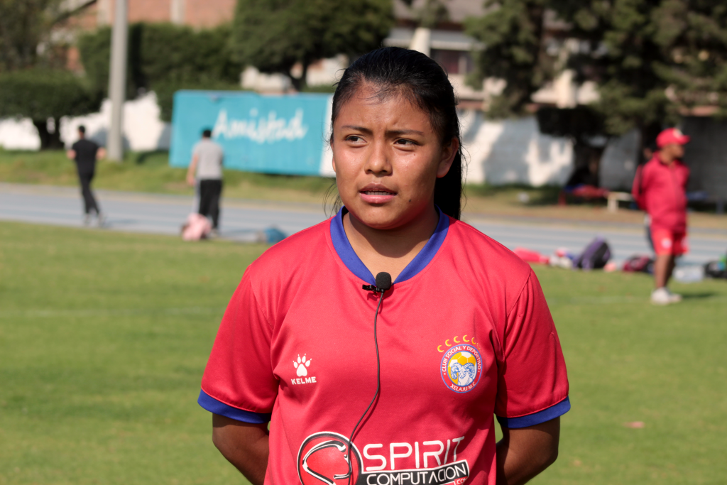 Fabiola Álvarez, del equipo femenino Xelajú MC habla sobre la importancia del fútbol y los desafíos que enfrentan las jugadoras. Foto: Catarina Huix