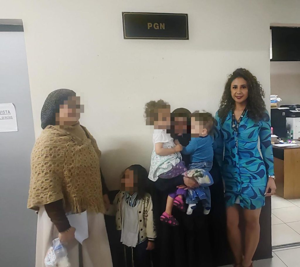 Tres niñas y niños de la secta Lev Tahor fueron dados en adopción a inicios de marzo de 2025. Foto: PGN