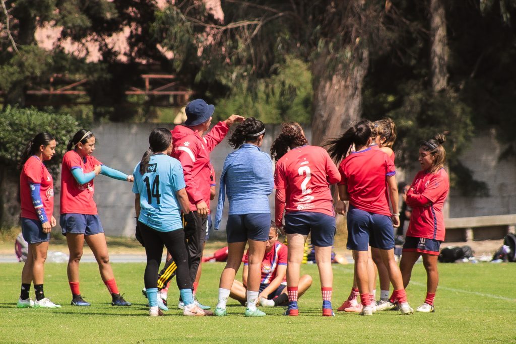 Al inicio del entrenamiento, el entrenador Javier "El Zurdo" da indicaciones al equipo Xelajú MC. Foto: Catarina Huix