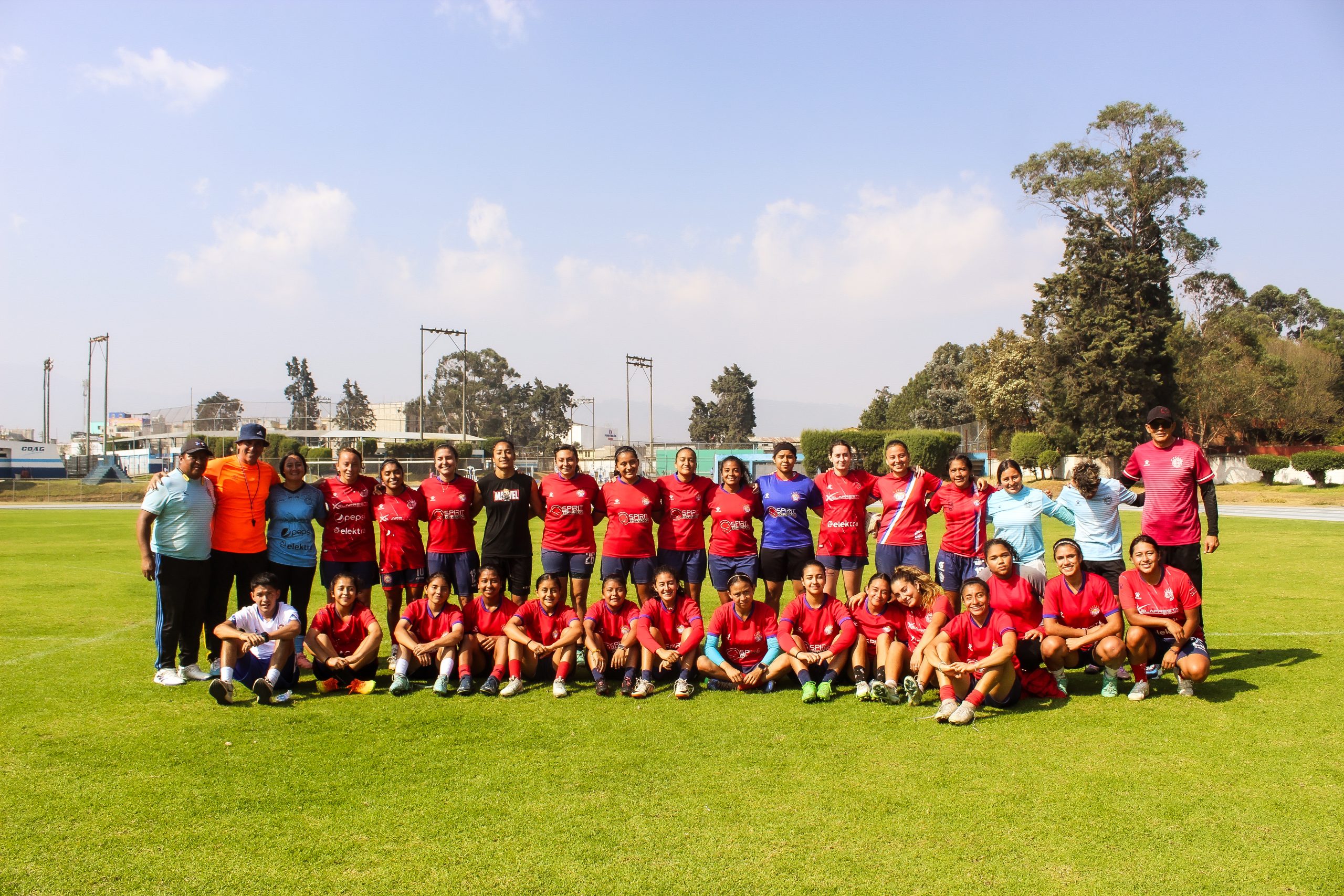 Plantilla de Xelajú MC femenino junto al cuerpo técnico en un entrenamiento. Foto: Catarina Huix