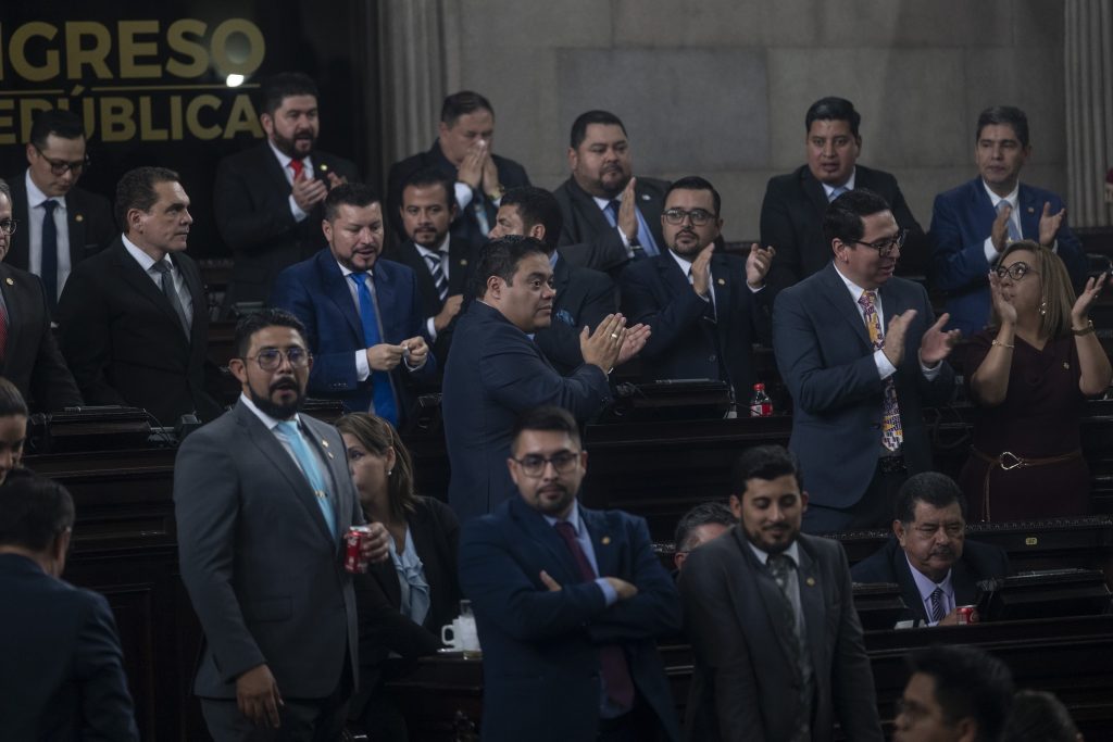 Los diputados celebraron en el hemiciclo su aumento salarial. Foto: Edwin Bercián.