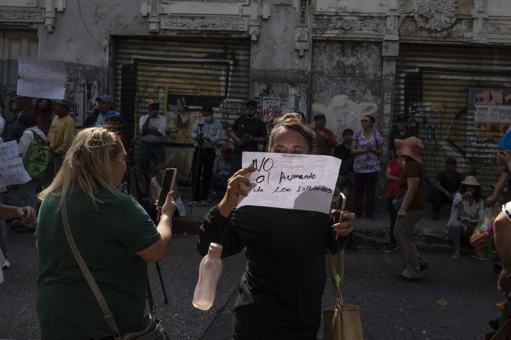 Las manifestaciones en contra del aumento al salario de diputados han iniciado frente al Congreso de la Repúblcia. Foto: Edwin Bercián