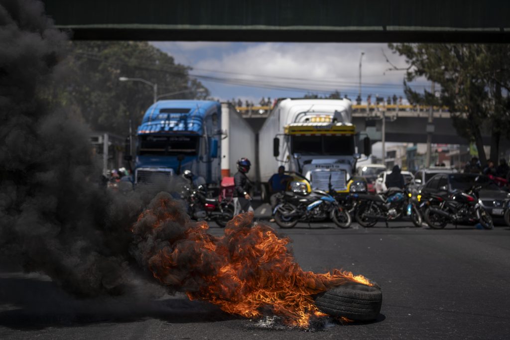 Los bloqueos de la colonia Bethania, frente al periférico fue uno de los más representativos en rechazo al seguro obligatorio. Foto: Edwin Bercián.