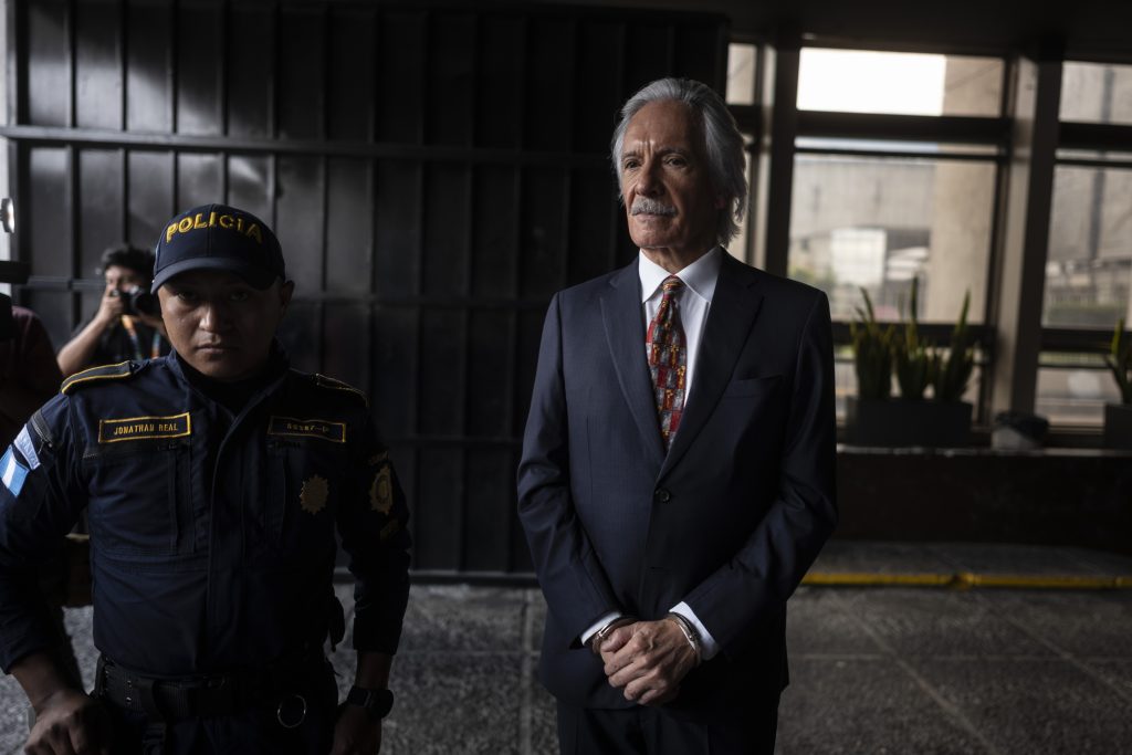 El periodista José Rubén Zamora a su salida de torre de tribunales luego de ser enviado nuevamente a prisión por el juez Erick García. Foto: Edwin Bercián