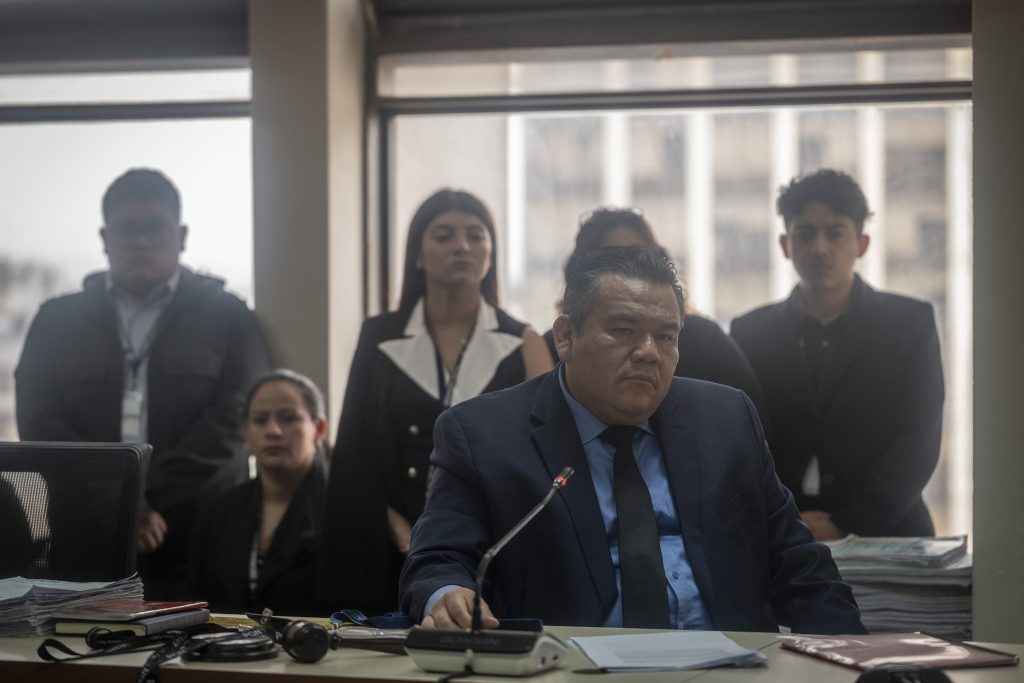 El juez Erick Garciá del juzgado Segundo Penal, durante la audiencia en torre de tribunales donde resolvió que el periodista José Rubén Zamora regresara a la prisión de Mariscal Zavala. Foto: Edwin Bercián