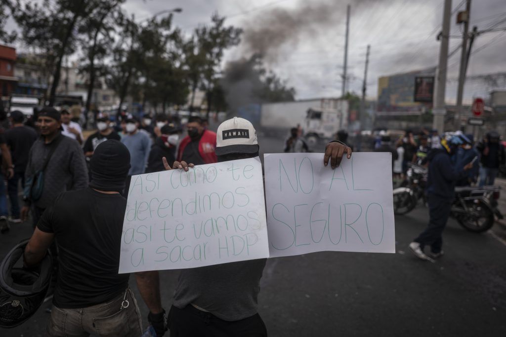 El gobierno de Arévalo recibió criticas de la ciudadanía por la forma en que buscó implementar una medida que afectaba el bolsillo de los ciudadanos. Foto: Edwin Bercián