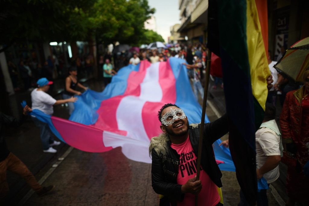 Colectivos de personas trans desfilan por las calles de Ciudad de Guatemala para exigir respeto a la diversidad y visbilizar sus demandas. Foto: Edwin Bercián
