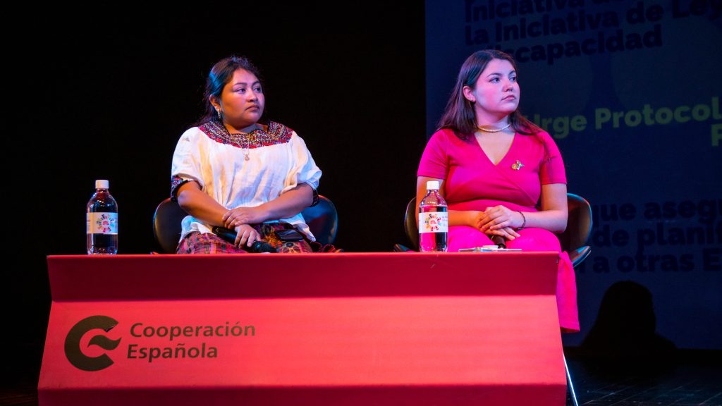 Diputada Elena Motta, del partido Semilla, junto a Gilda Menchú, de IDEI, en un foro en el Centro Cultural de España. Foto: Cortesía Incide Joven