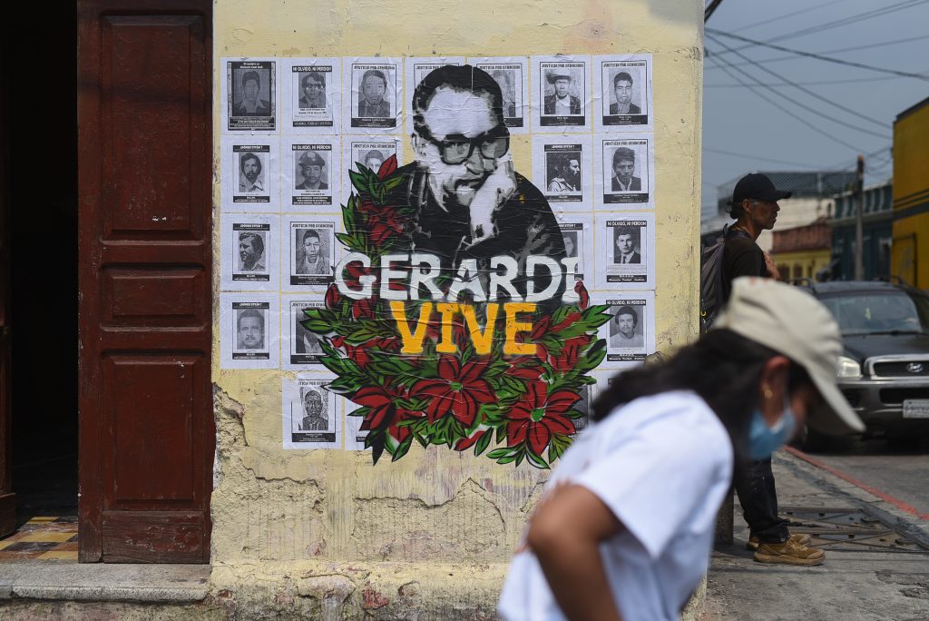 El retrato del obispo Juan Gerardi luce empapelado en una de las calles del centro histórico, en la conmemoración del 25 aniversario de su asesinato. Foto/Edwin Bercián