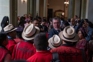 Arévalo se rodea de representantes de los pueblos indígenas en su lucha contra la fiscal general Porras.