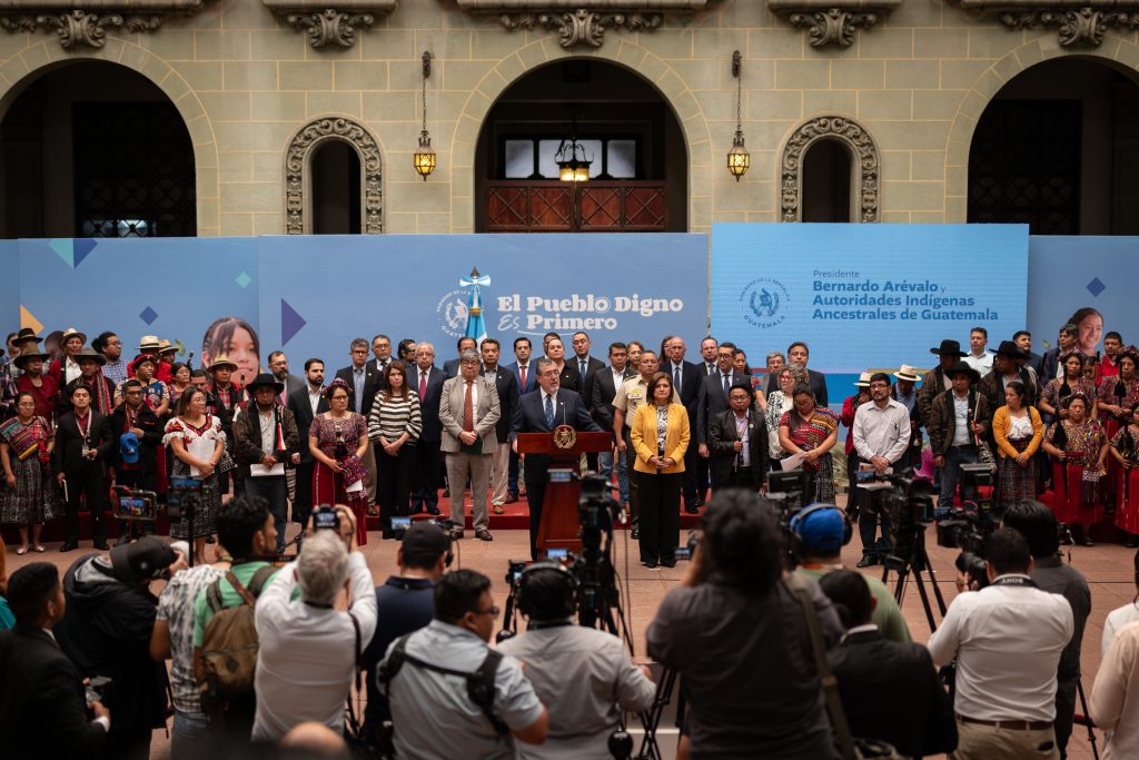 El presidente se rodeó de representantes de pueblos indígenas en su lucha contra la discal general Porras.