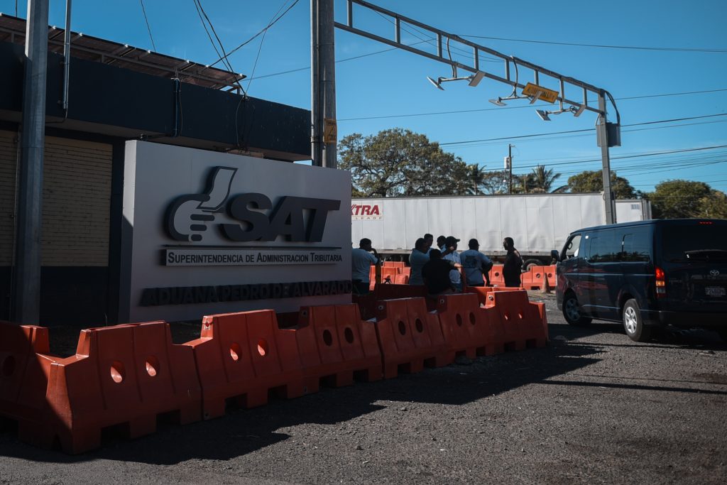 Pilotos de transporte pesado esperan a ser atendidos frente a la sede de la Superintendencia de Administración Tributaria, (SAT) en la aduana ubicada en Ciudad Pedro de Alvarado. Foto: Edwin Bercián