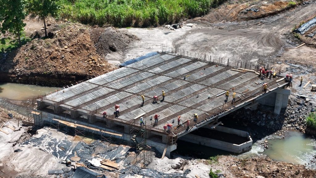 Trabajadores continúan con la construcción del tramo carretero Recorrido de las Flores que une Suchitepéquez con Retalhuleu. Foto/Xochi