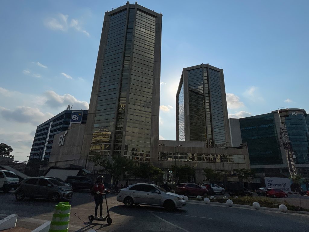 Fachada de las torres del Banco Industrial ubicada en zona 4 de la ciudad capital. Foto/Edwin Bercián