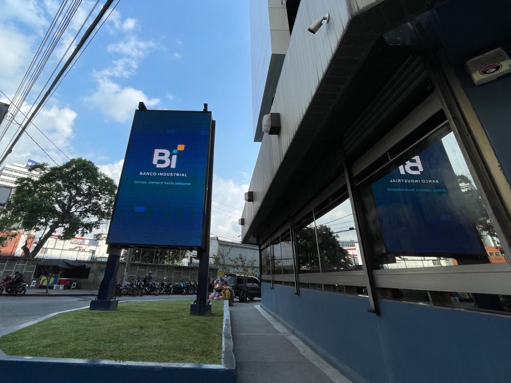 Fachada de las torres del Banco Industrial ubicada en zona 4 de la ciudad capital. Foto/Edwin Bercián