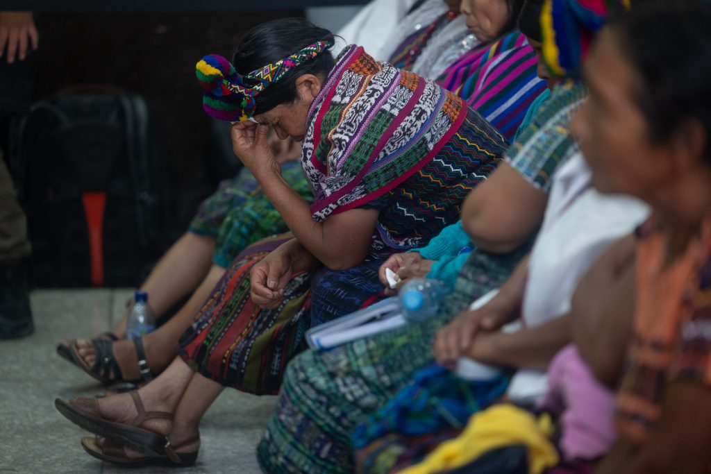 Una mujer limpia sus lágrimas durante la lectura de la sentencia en el Tribunal de Mayor Riesgo “B” Foto/Edwin Bercián