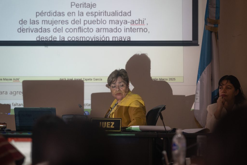 La jueza María Castellanos, presidenta del Tribunal de Mayor Riesgo “B”, durante una audiencia de etapa de conclusiones en el caso de las mujeres Achí. Foto/Edwin Bercián