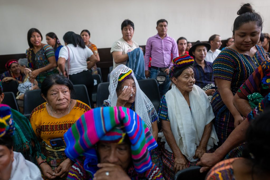 Una mujer limpia sus lágrimas durante la lectura de la sentencia en el Tribunal de Mayor Riesgo “B”. Foto Edwin Bercián