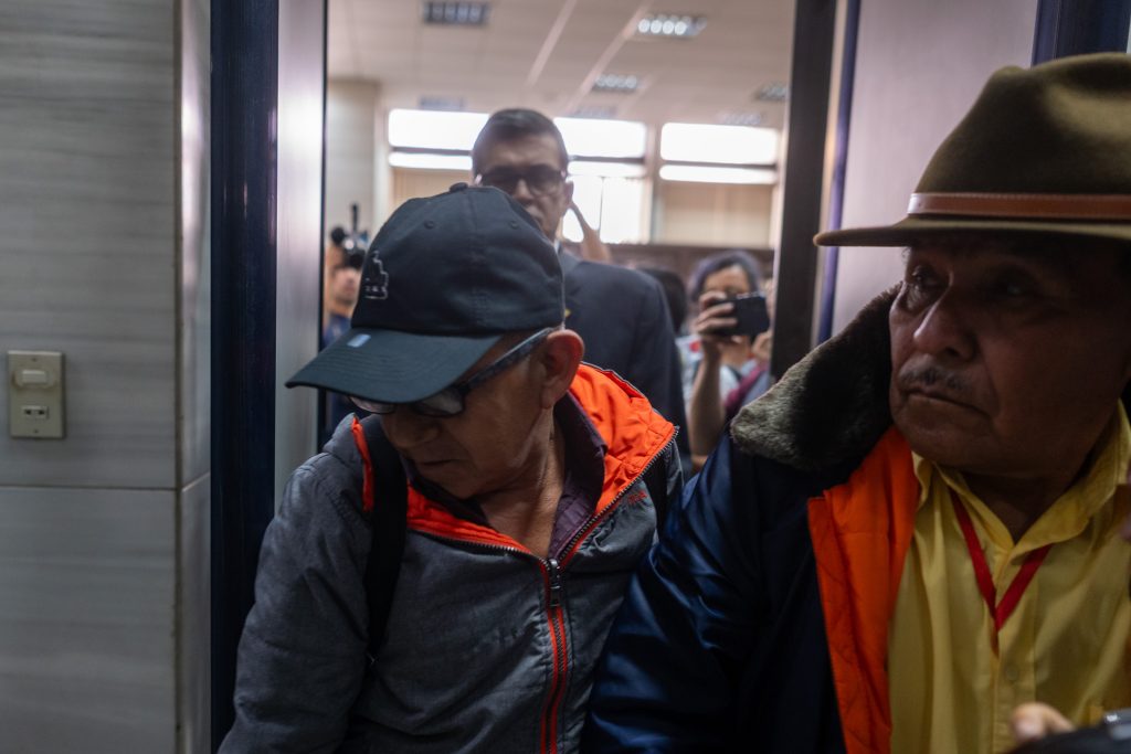 Los sentenciados salen del Tribunal “B” de Mayor Riesgo luego de escuchar la resolución de las juezas. Foto/Edwin Bercián