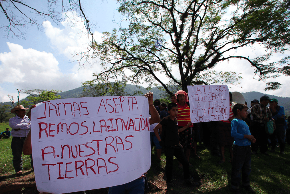Un grupo de personas protestan en Ixquisis, Huehuetenango en contra de la hidroeléctrica Energía y Renovación Holdings en 2017. Foto/Nómada