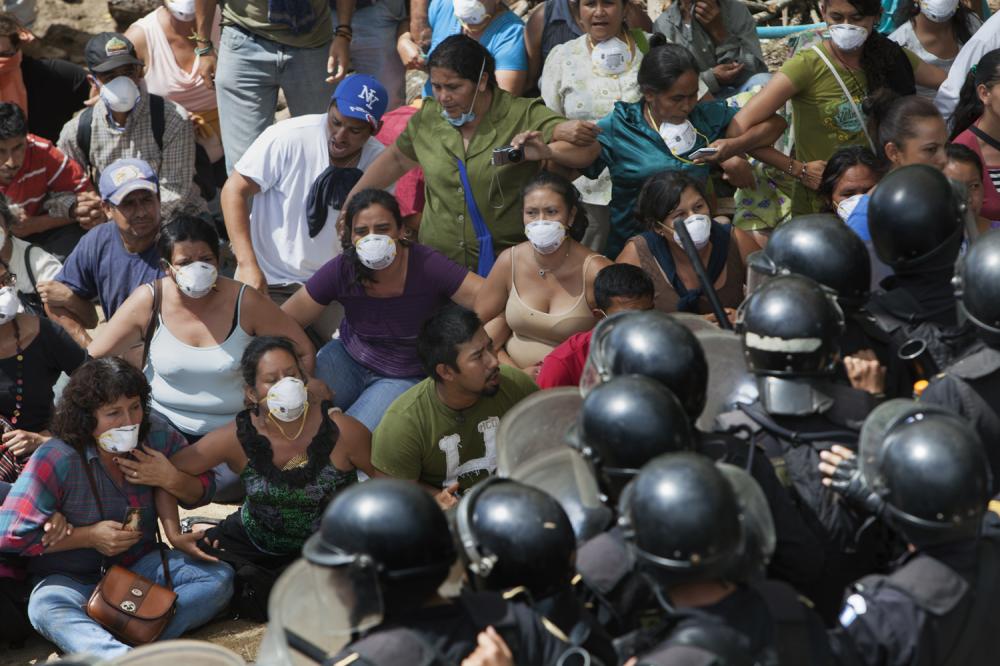 Decenas de personas se resisten a ser desalojados mientras protestan frente al proyecto minero La Puya en San José del Golfo el 24 de mayo de 2014. Foto; Plaza Pública