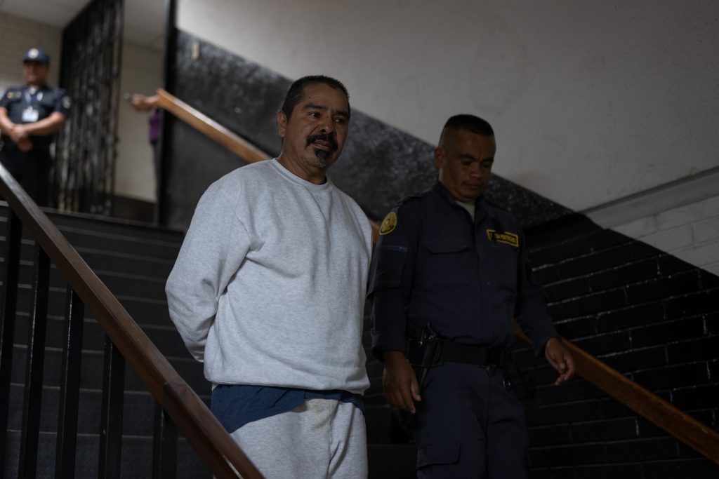 Rubén Darío baja las gradas de Torre de Tribunale luego que la audiencia de primera declaración fue suspendida por la jueza Abelina Cruz el 27 de abril de 2025.