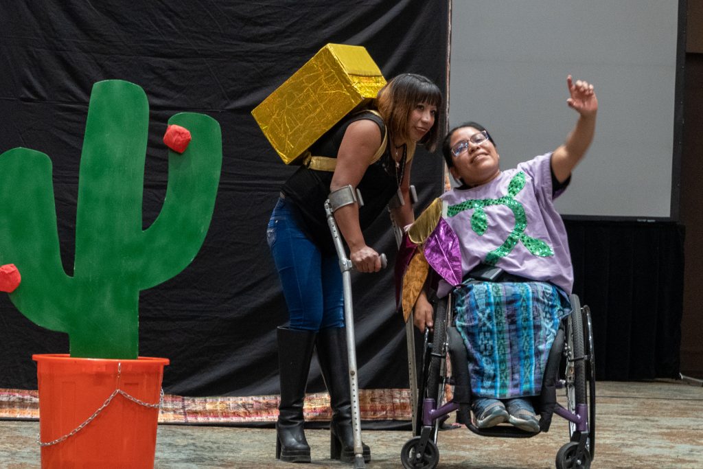 Presentación de la obra de teatro "Vernos Florecer" a cargo de la colectiva de mujeres con capacidad de soñar a colores al staff de PNUD. Foto: Cortesía Colectiva de Mujeres con capacidad de soñar a colores
