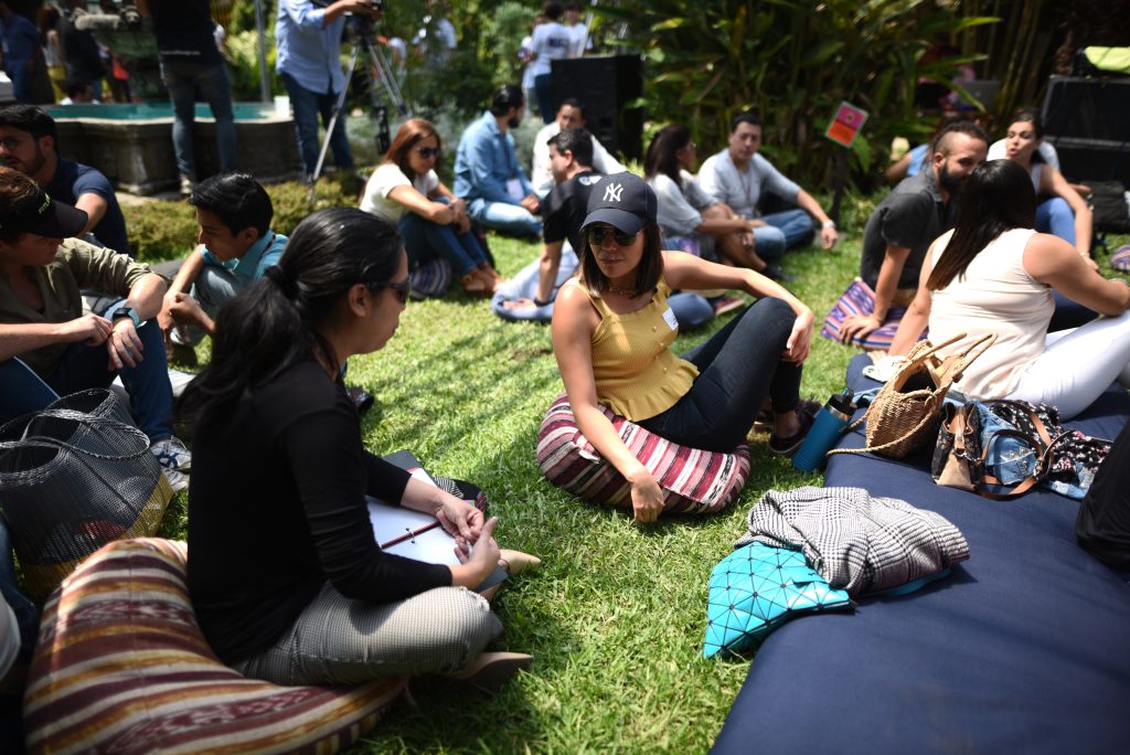 Dos jovenes platican en un encuentr de juventud en Guatemala. Foto: Edwin Bercián