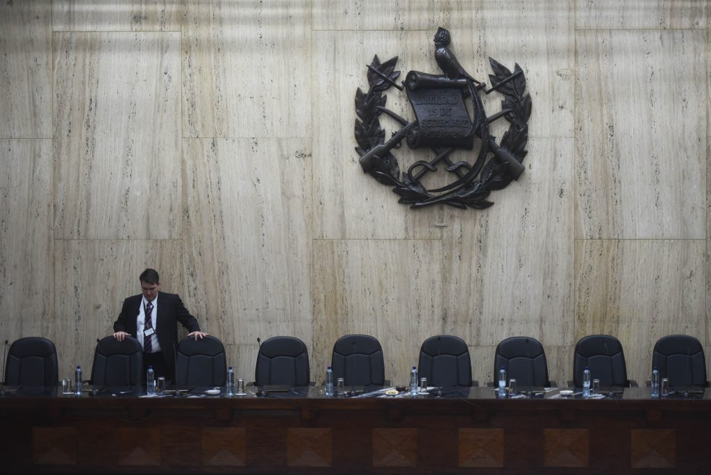 Un asistente del Organismo Judicial acomoda las sillas de los magistrados de Corte Suprema de Justicia durante un evento en la Sala de Vistas. Foto: Edwin Bercián