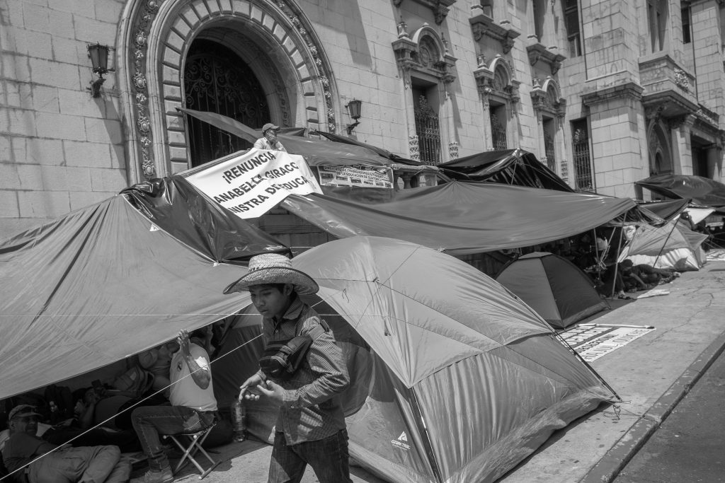 Decenas de maestros permanecen en un campamento improvisado frente al Palacio Nacional el 26 de mayo como medida de presión hacia el gobierno. Foto/Edwin Bercián