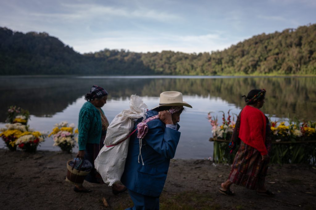 Felipe Vásquez camina junto a su familia al lugar donde realizarán la ceremonia a la orilla de la laguna de Chicabal. Foto/Edwin Bercián