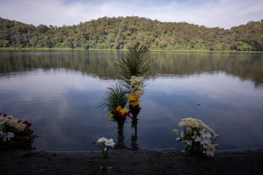 Altar de flores en ofrenda a la rogativa por la lluvia en la laguna de Chicabal el 29 de mayo. Foto/Edwin Bercián
