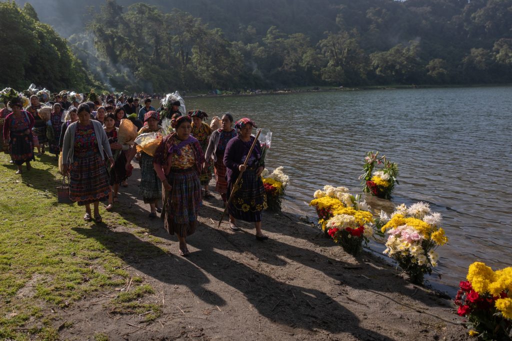 Decenas de fieles católicos realizan un viacrucis que recorre toda la orilla del lago Chicabal.