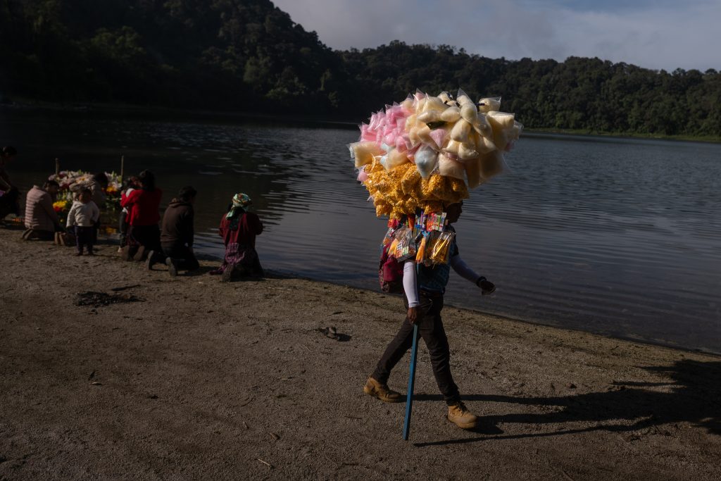 Un vendedor de algodones recorre los alrededores de la laguna de Chicabal el 29 de mayo en San Martín Chile Verde, Quetzaltenango. Foto/Edwin Bercián.
