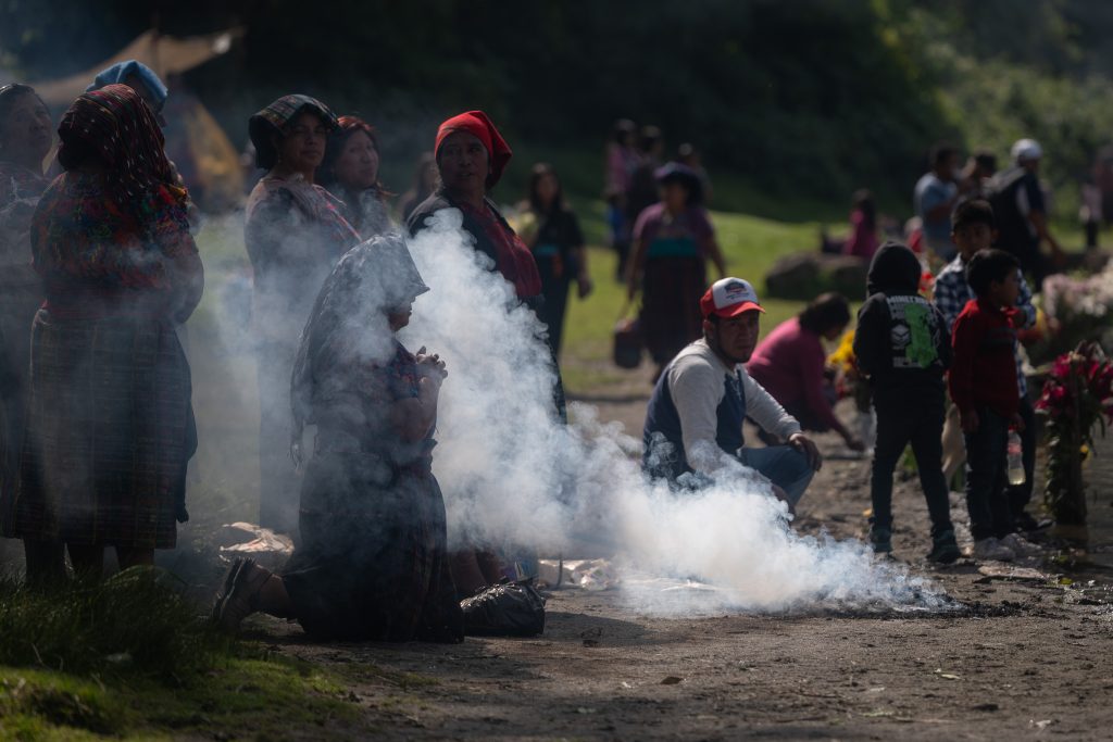 Entre el humo del incienso, una familia reza por la llegada de la lluvia y que las cosechas puedan ser regadas. Foto/Edwin Bercián
