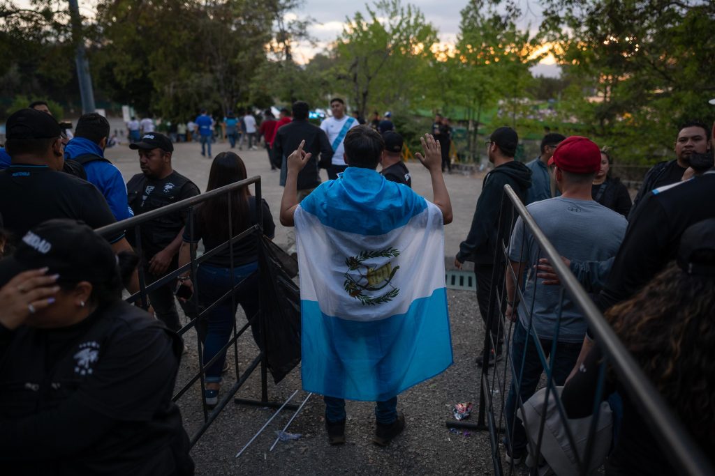 Un aficionado con la bandera de Guatemala previo a un partido de la selección nacional en el estadio Cementos Progreso. Foto: Edwin Bercián.
