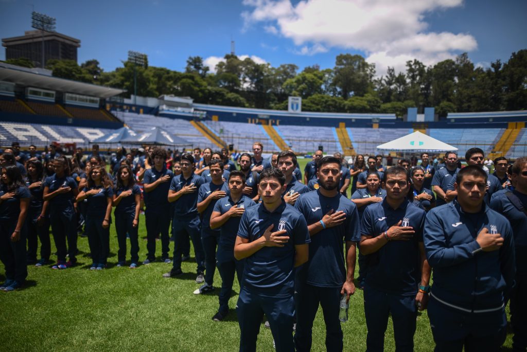 Atletas de distintas disciplinas cantan el Himno Nacional durante una convivencia en el estadio Doroteo Guamuch el 18 de agosto de 2018. Foto/Edwin Bercián.
