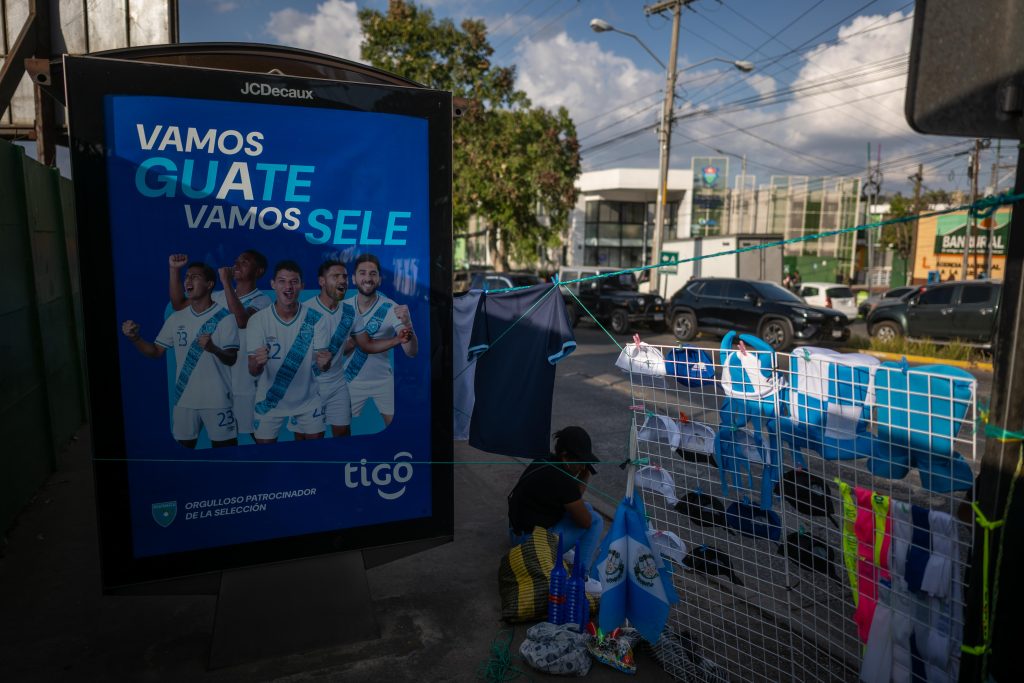 Publicidad de la selección guatemalteca se observa en los alrededores del estadio Cementos Progreso, previo a un encuentro contra Guyana el 25 de marzo. Foto/Edwin Bercián