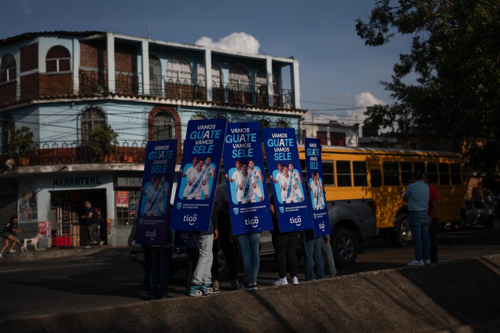 Jóvenes con pancartas con publicidad de la selección de Guatemala acuden al estadio Cementos Progresó previo a un encuentro contra Guyana el pasado 25 de marzo. Foto/Edwin Bercián